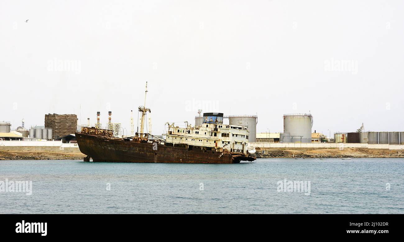 Bateau abandonné et ancré dans le port de Los Mármoles après une clôture, Arrecife, Lanzarote, îles Canaries, Espagne, Europe Banque D'Images