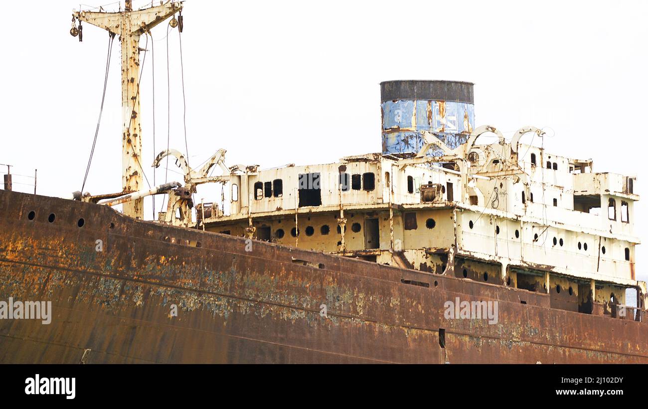 Bateau abandonné et ancré dans le port de Los Mármoles après une clôture, Arrecife, Lanzarote, îles Canaries, Espagne, Europe Banque D'Images