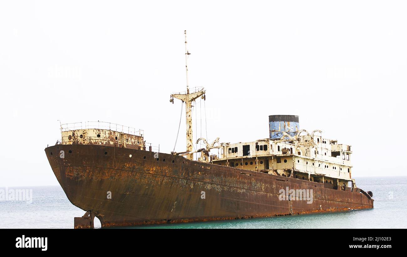 Bateau abandonné et ancré dans le port de Los Mármoles après une clôture, Arrecife, Lanzarote, îles Canaries, Espagne, Europe Banque D'Images