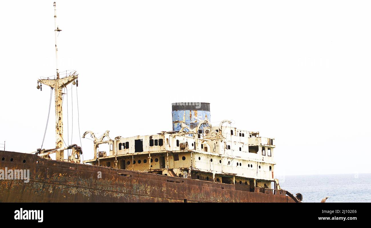 Bateau abandonné et ancré dans le port de Los Mármoles après une clôture, Arrecife, Lanzarote, îles Canaries, Espagne, Europe Banque D'Images