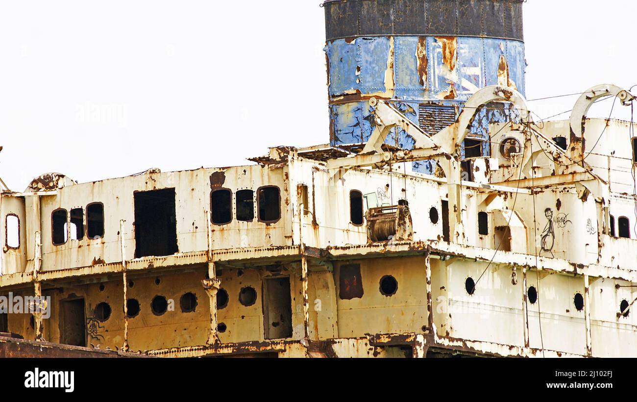 Bateau abandonné et ancré dans le port de Los Mármoles après une clôture, Arrecife, Lanzarote, îles Canaries, Espagne, Europe Banque D'Images