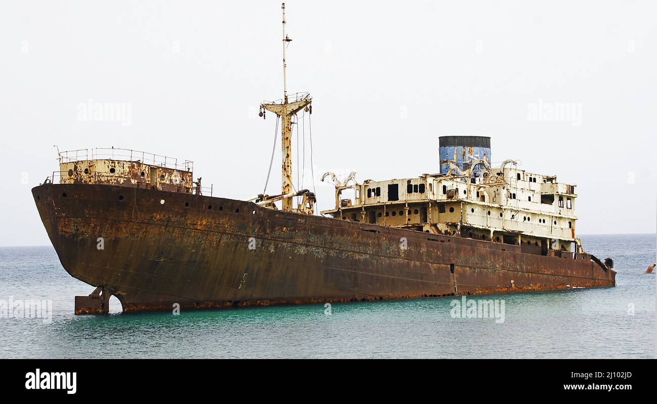 Bateau abandonné et ancré dans le port de Los Mármoles après une clôture, Arrecife, Lanzarote, îles Canaries, Espagne, Europe Banque D'Images