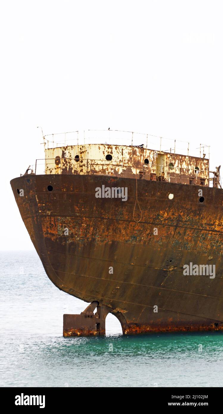 Bateau abandonné et ancré dans le port de Los Mármoles après une clôture, Arrecife, Lanzarote, îles Canaries, Espagne, Europe Banque D'Images