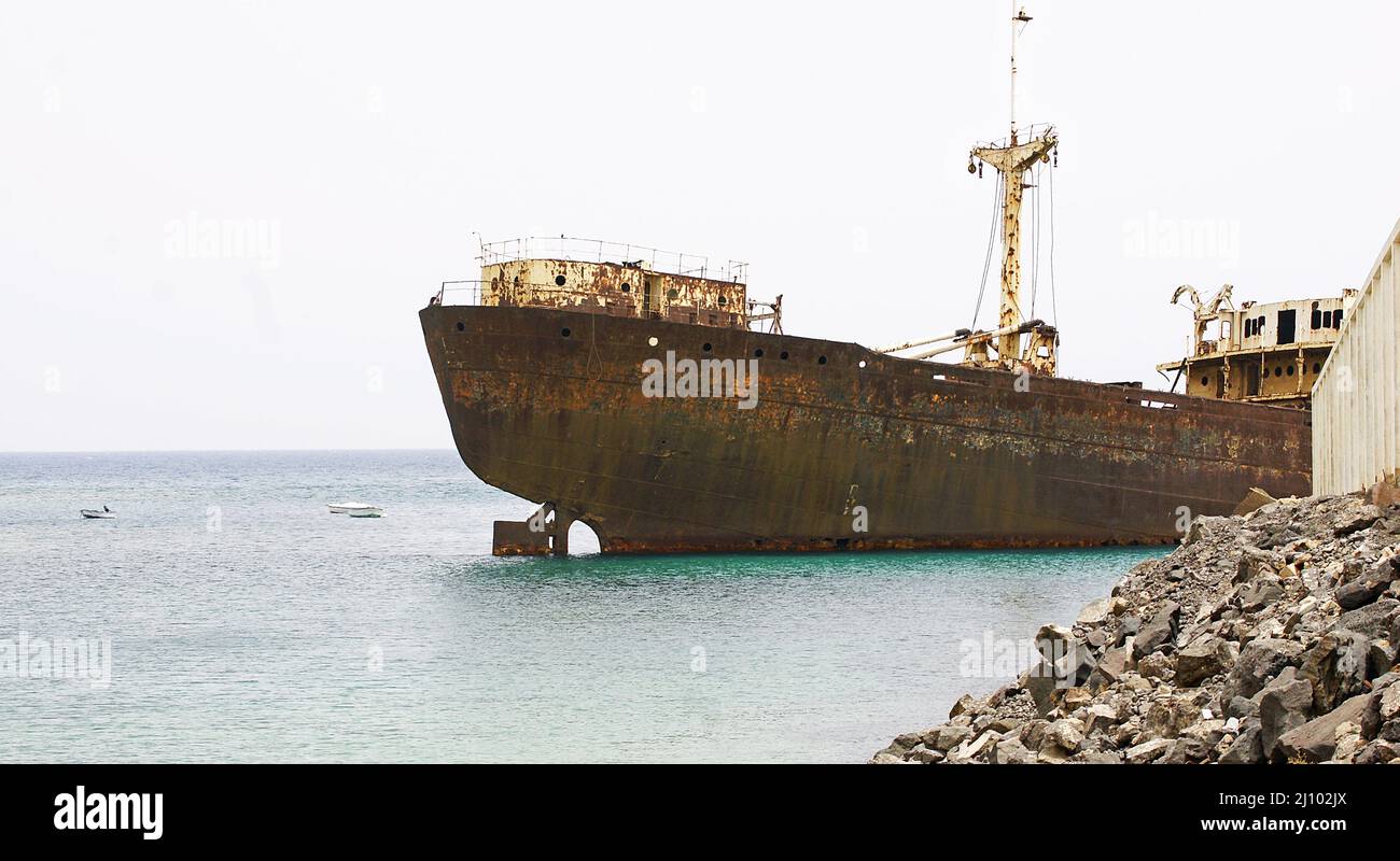 Bateau abandonné et ancré dans le port de Los Mármoles après une clôture, Arrecife, Lanzarote, îles Canaries, Espagne, Europe Banque D'Images