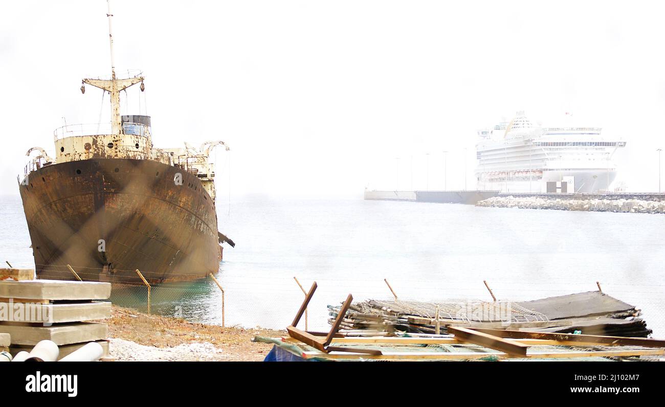 Bateau abandonné et ancré dans le port de Los Mármoles après une clôture, Arrecife, Lanzarote, îles Canaries, Espagne, Europe Banque D'Images