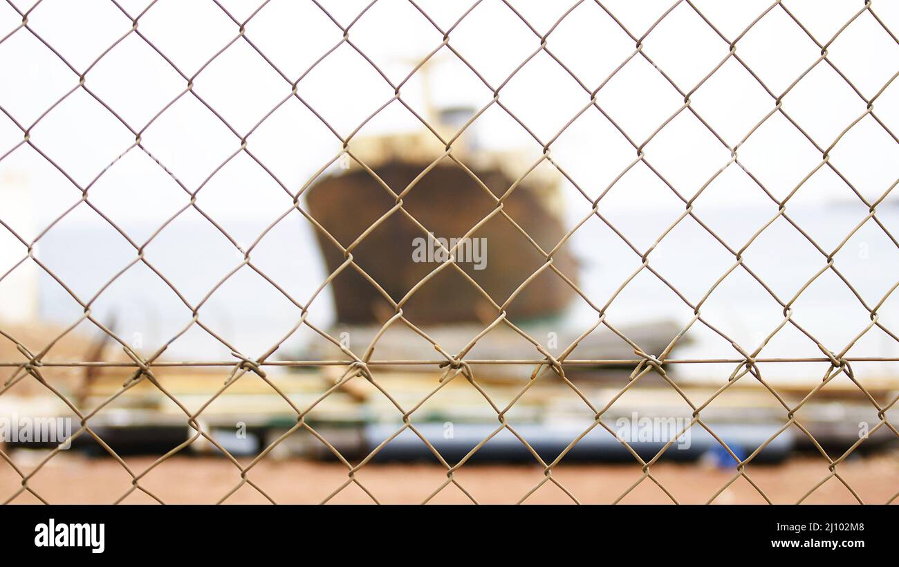 Bateau abandonné et ancré dans le port de Los Mármoles après une clôture, Arrecife, Lanzarote, îles Canaries, Espagne, Europe Banque D'Images