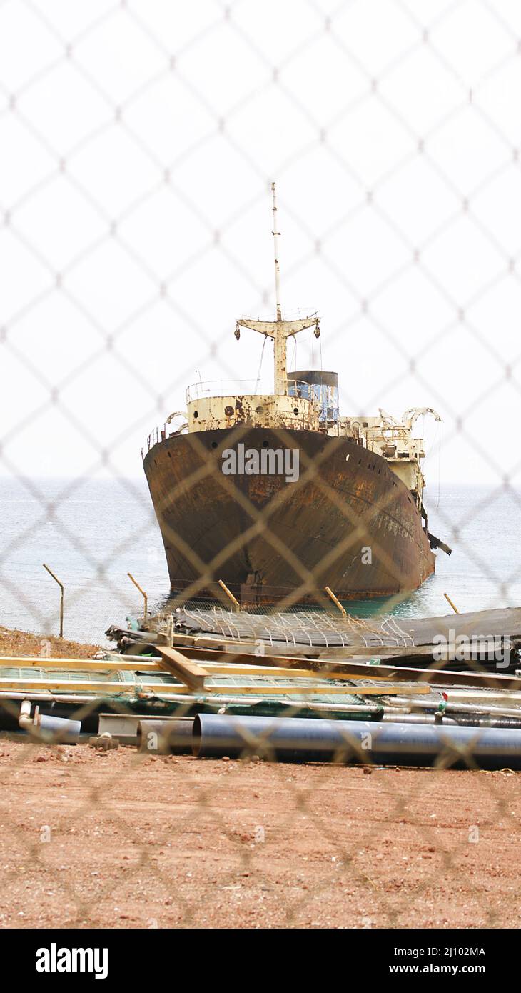 Bateau abandonné et ancré dans le port de Los Mármoles après une clôture, Arrecife, Lanzarote, îles Canaries, Espagne, Europe Banque D'Images