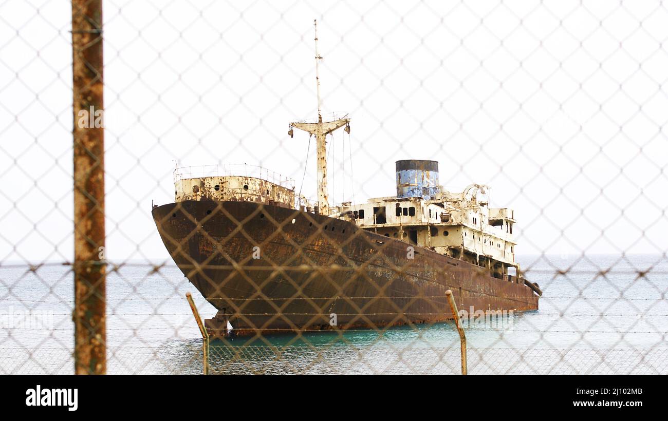 Bateau abandonné et ancré dans le port de Los Mármoles après une clôture, Arrecife, Lanzarote, îles Canaries, Espagne, Europe Banque D'Images