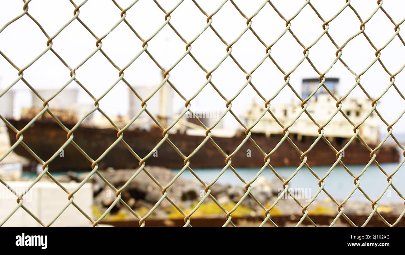 Bateau abandonné et ancré dans le port de Los Mármoles après une clôture, Arrecife, Lanzarote, îles Canaries, Espagne, Europe Banque D'Images