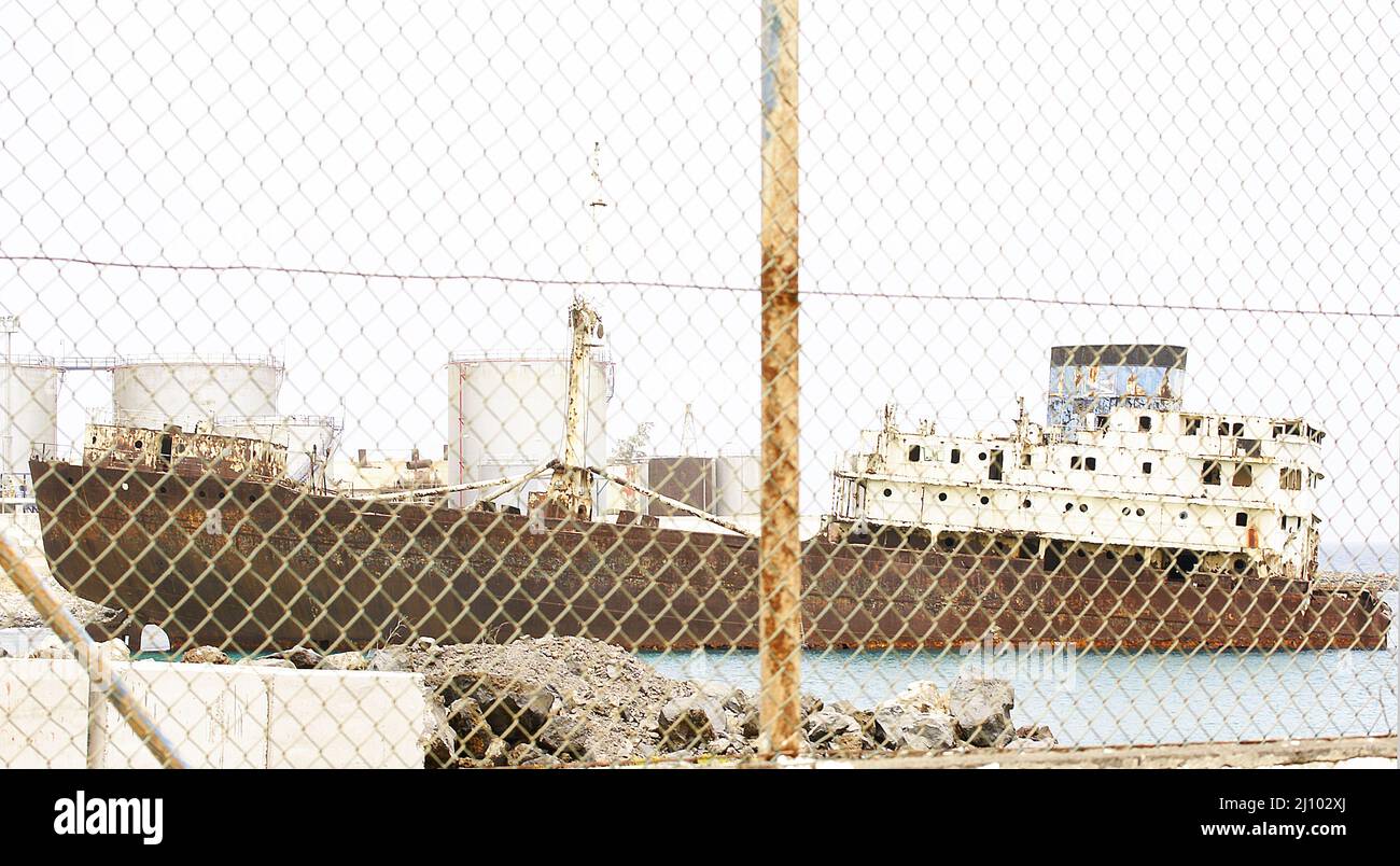Bateau abandonné et ancré dans le port de Los Mármoles après une clôture, Arrecife, Lanzarote, îles Canaries, Espagne, Europe Banque D'Images