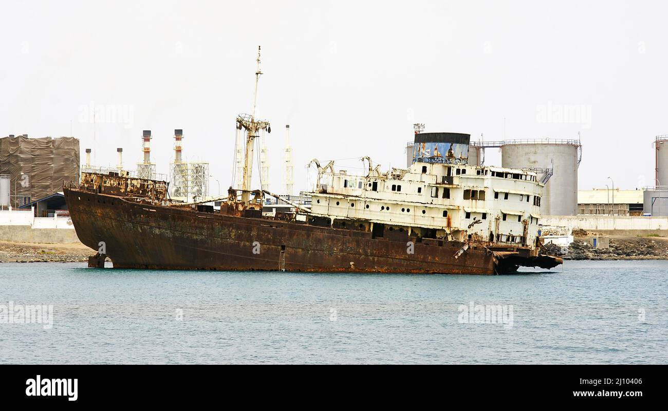 Bateau abandonné et ancré dans le port de Los Mármoles après une clôture, Arrecife, Lanzarote, îles Canaries, Espagne, Europe Banque D'Images