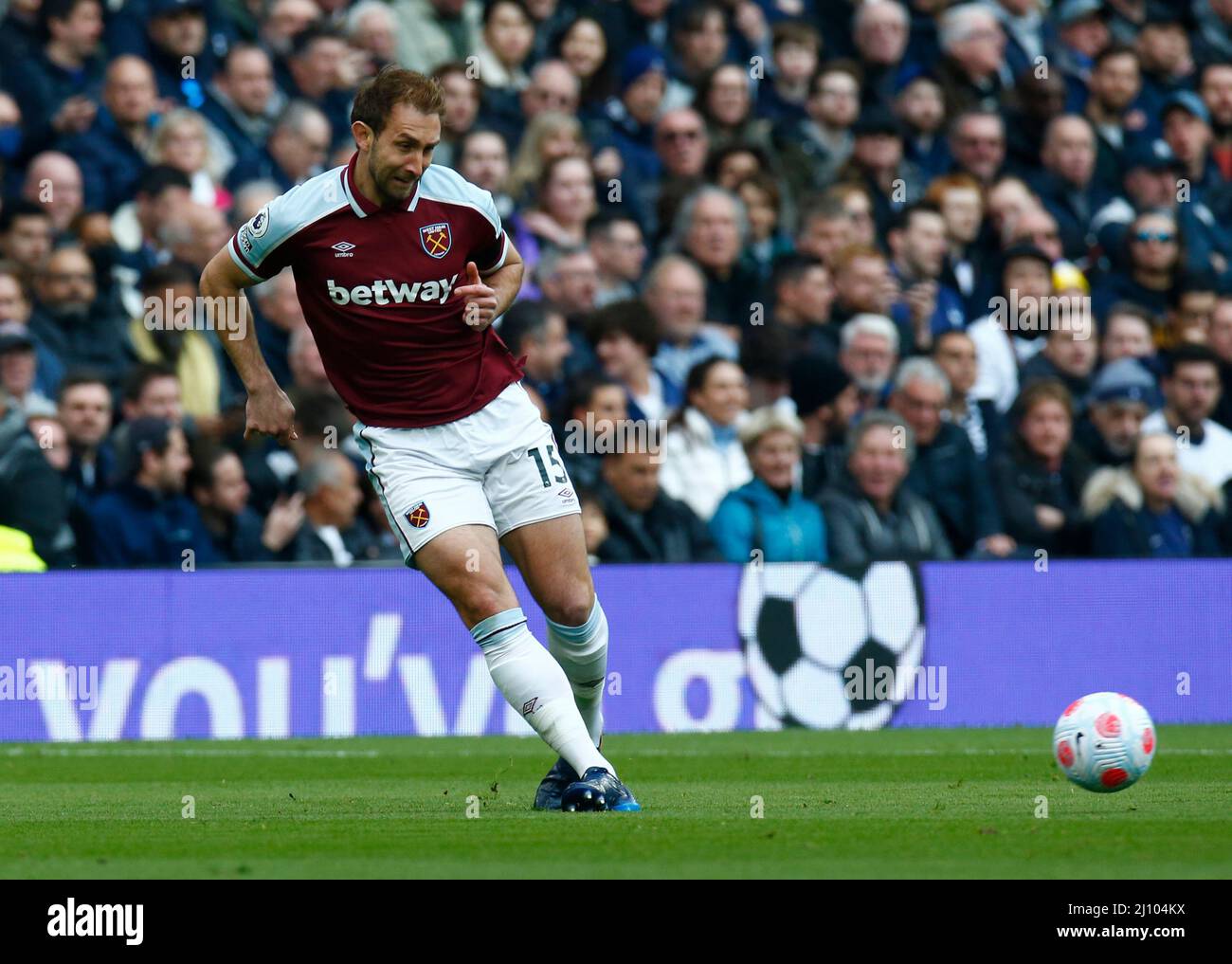 LONDRES, Angleterre - 20 MARS : Craig Dawson de West Ham United pendant la première ligue entre Tottenham Hotspur et West Ham United à Tottenham Hotspur St Banque D'Images