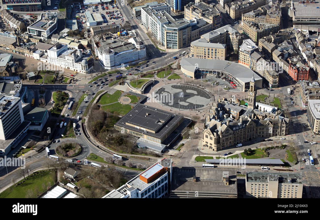 Vue aérienne depuis l'est du centre-ville de Bradford, avec l'hôtel de ville, la place du Centenaire, le parc de la ville, la piscine miroir et divers bâtiments municipaux en vue Banque D'Images
