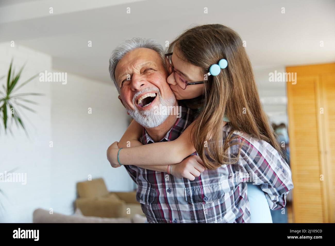 petit-enfant petite-fille grand-père grand-père portrait fille senior amour famille liaison fille embrassant hug pigeyback baiser embrassant Banque D'Images