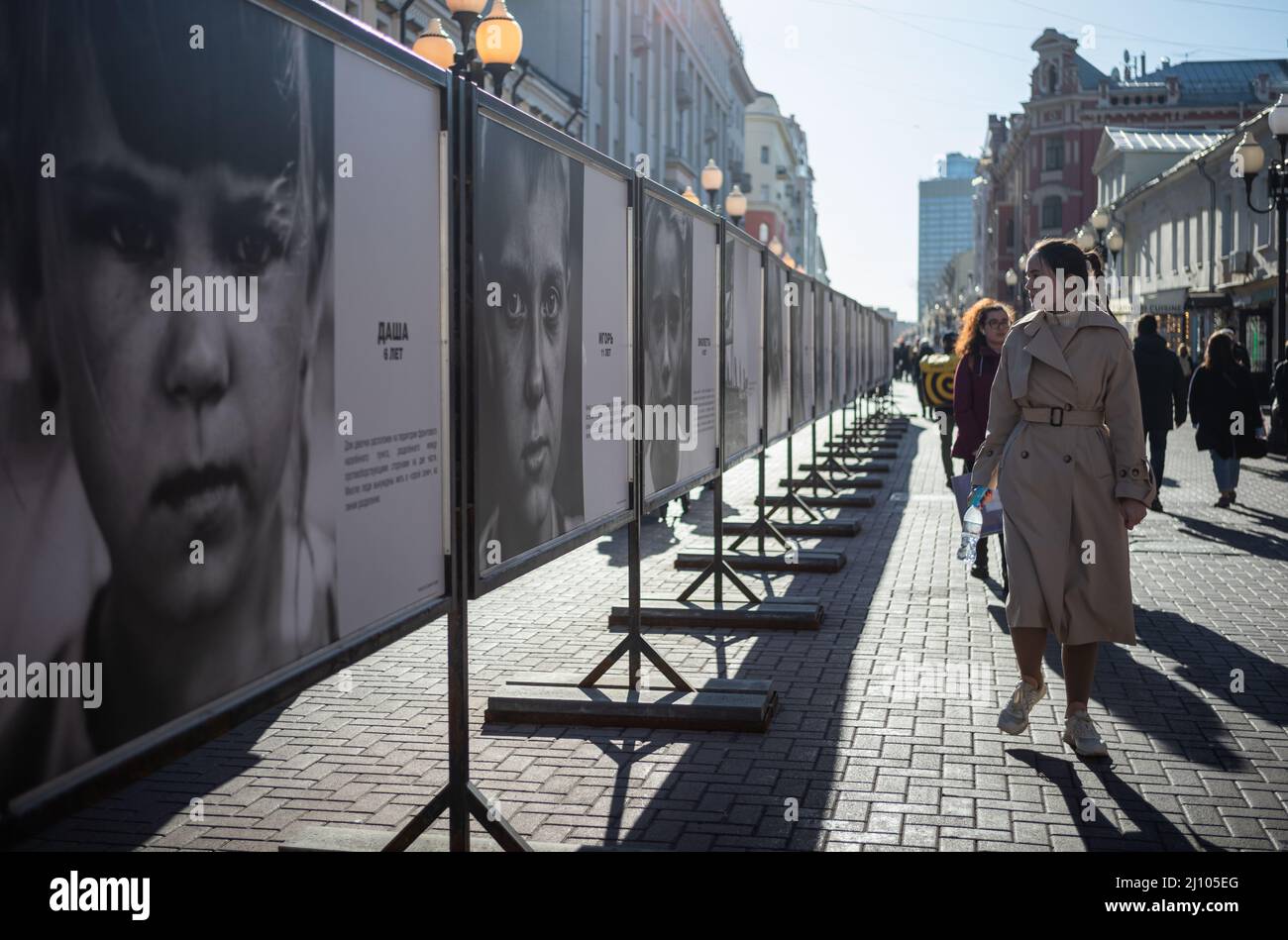 (220321) -- MOSCOU, le 21 mars 2022 (Xinhua) -- les gens visitent l'exposition de photos "regard dans les yeux de Donbass" sur la rue Arbat à Moscou, en Russie, le 20 mars 2022. (Xinhua/Bai Xueqi) Banque D'Images