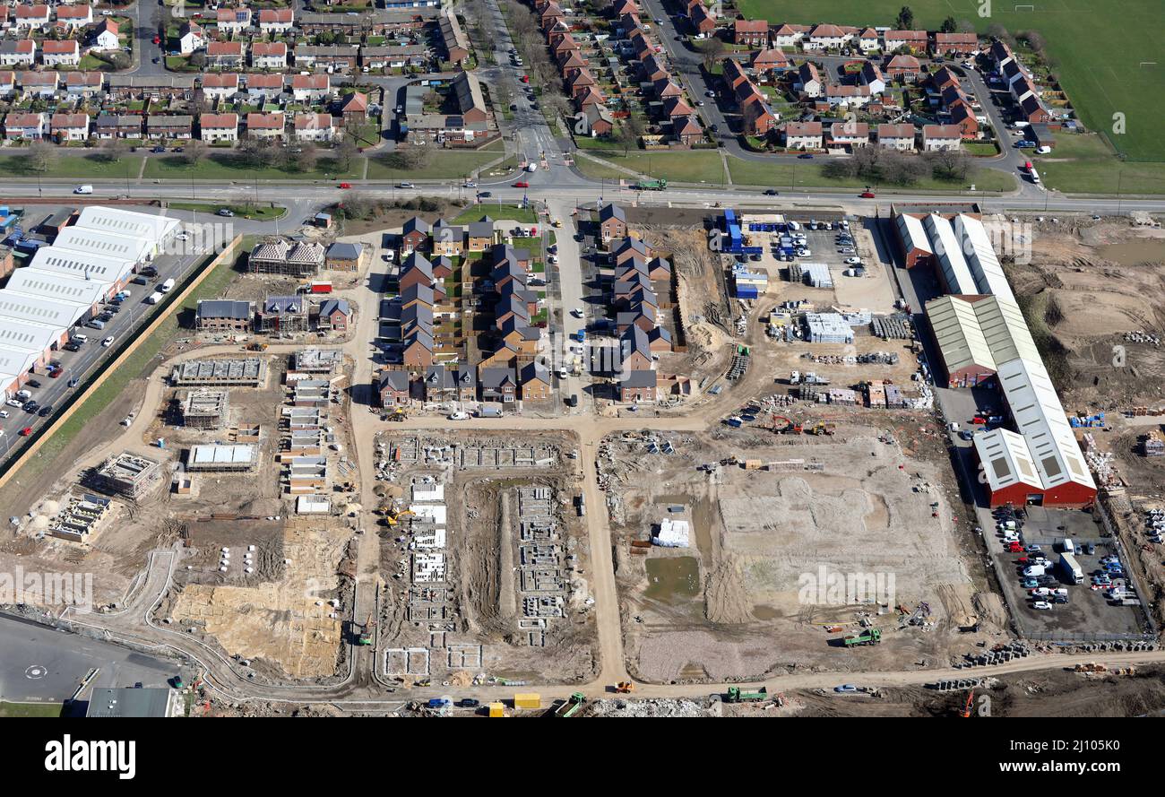 Vue aérienne d'un nouveau développement de logements en cours de construction sur un site de champ marron, Angleterre, Royaume-Uni Banque D'Images
