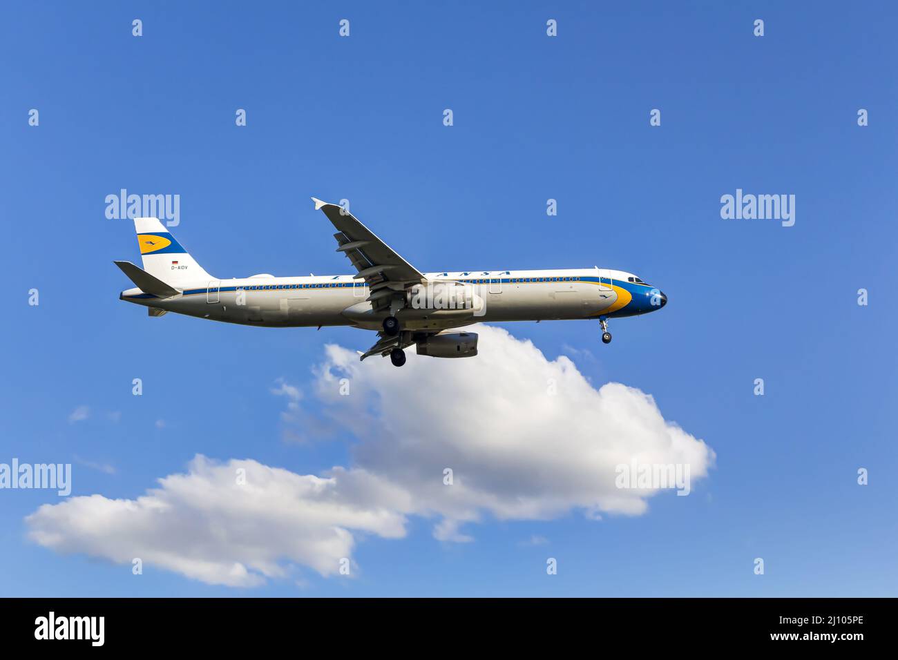 Lufthansa Airbus 321 (look rétro) sur l'approche pour l'atterrissage à l'aéroport de Francfort, en Allemagne Banque D'Images