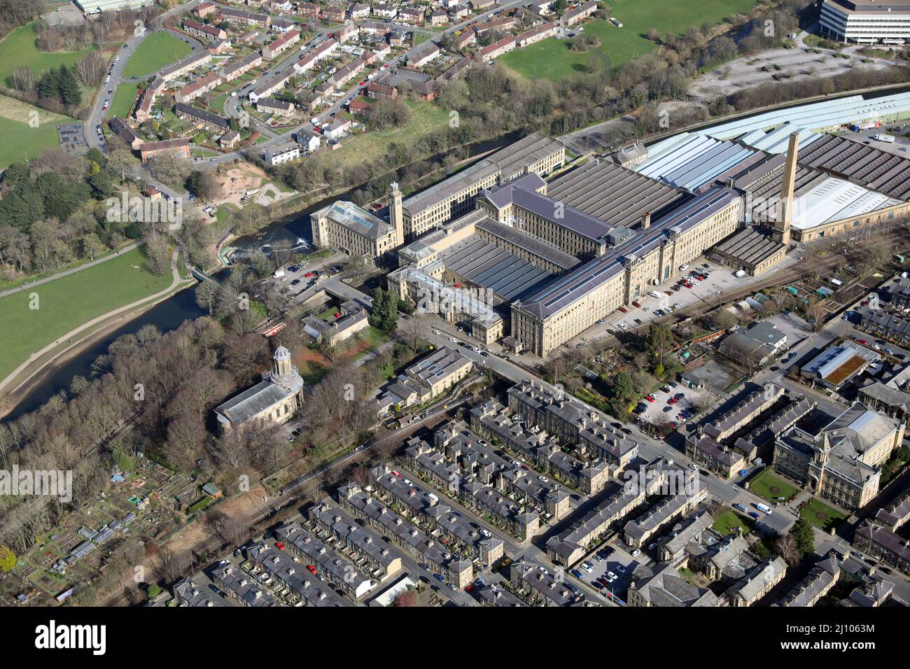 Vue aérienne du célèbre moulin à sel de Saltaire, Shipley, Bradford Banque D'Images