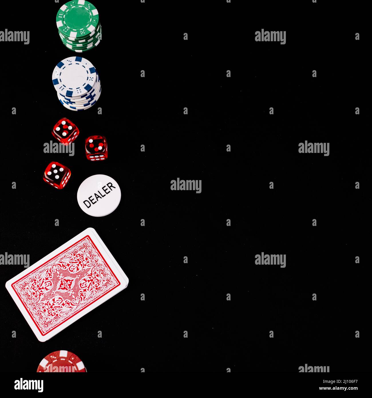 Jeux de cartes dés poker donneur jetons fond noir Banque D'Images