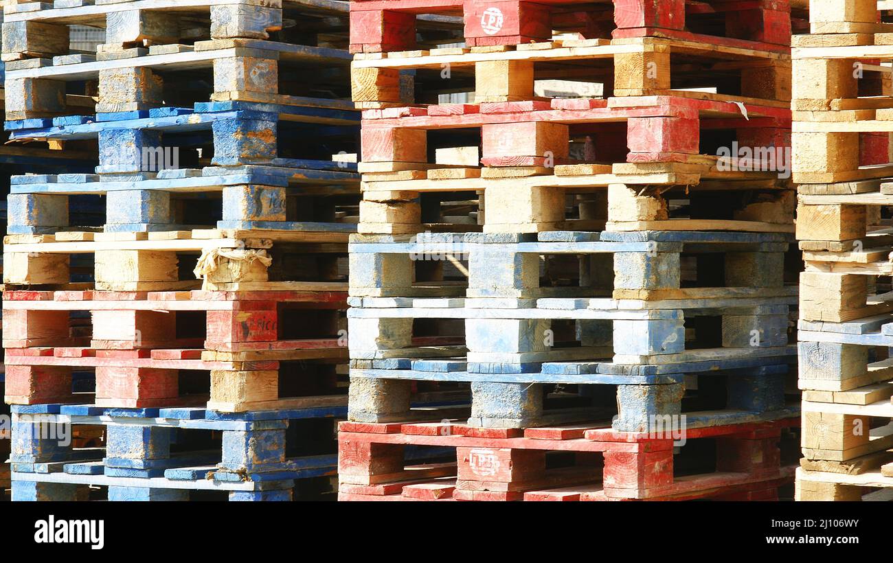 Pile de palettes dans un entrepôt à Barcelone, Catalunya, Espagne, Europe Banque D'Images