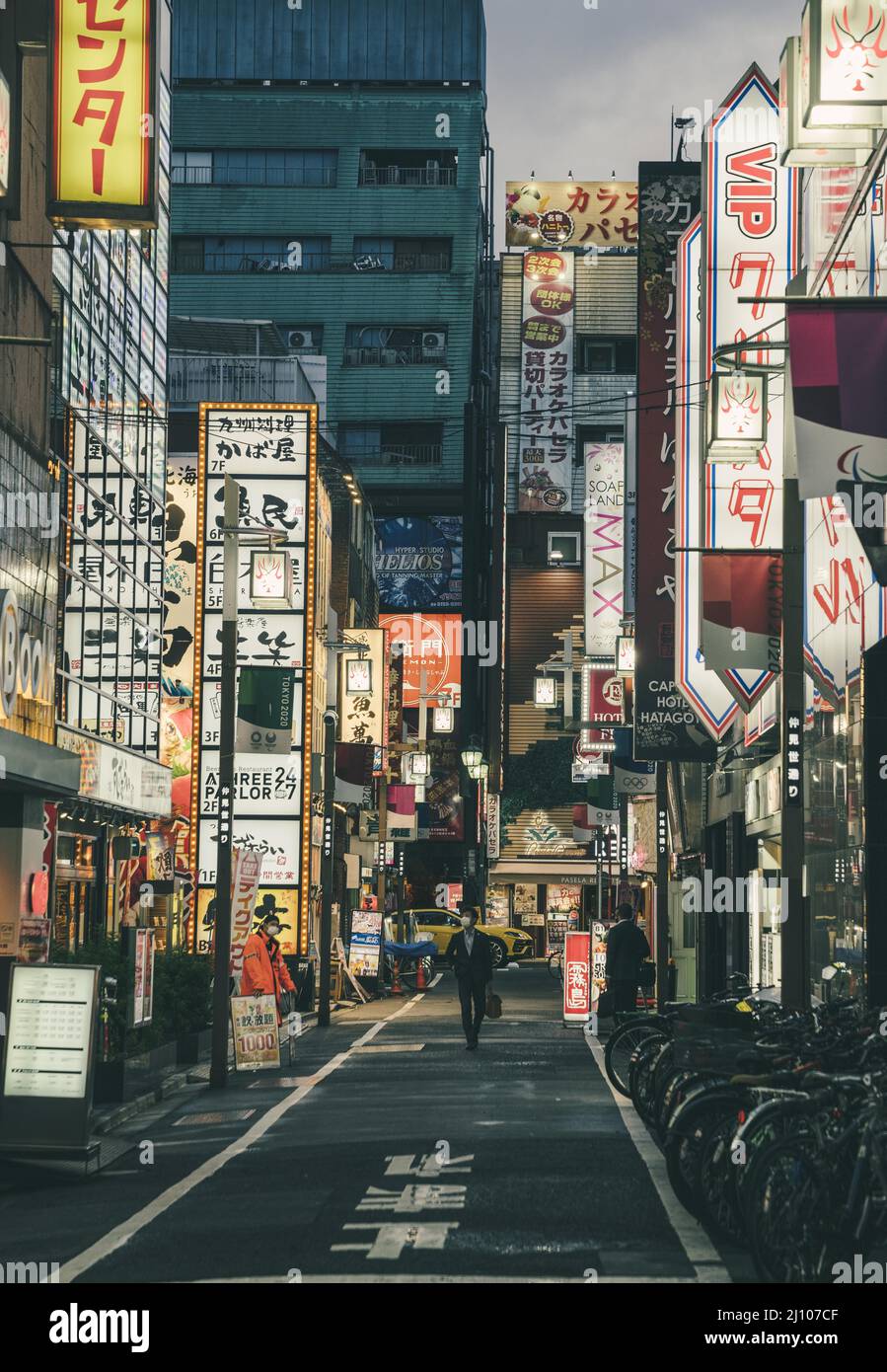 Ville de rue avec des signes de personnes Banque D'Images