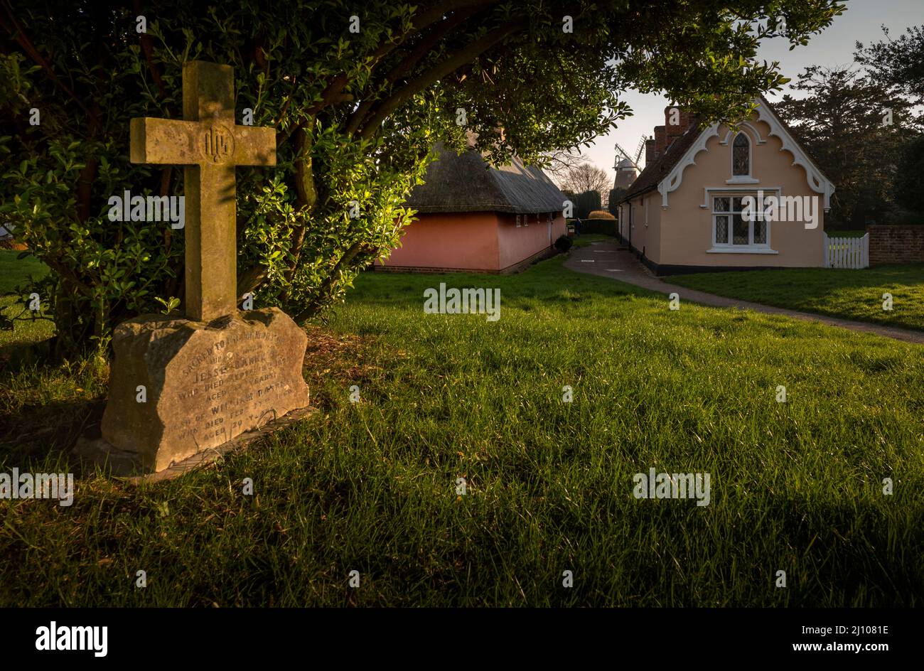 Thaxted Essex England Mars 2022 les maisons de l'Alms et les villes du moulin de John Webb sous le nom de Thaxted Windmiull, du cimetière de l'église de Thaxted Banque D'Images