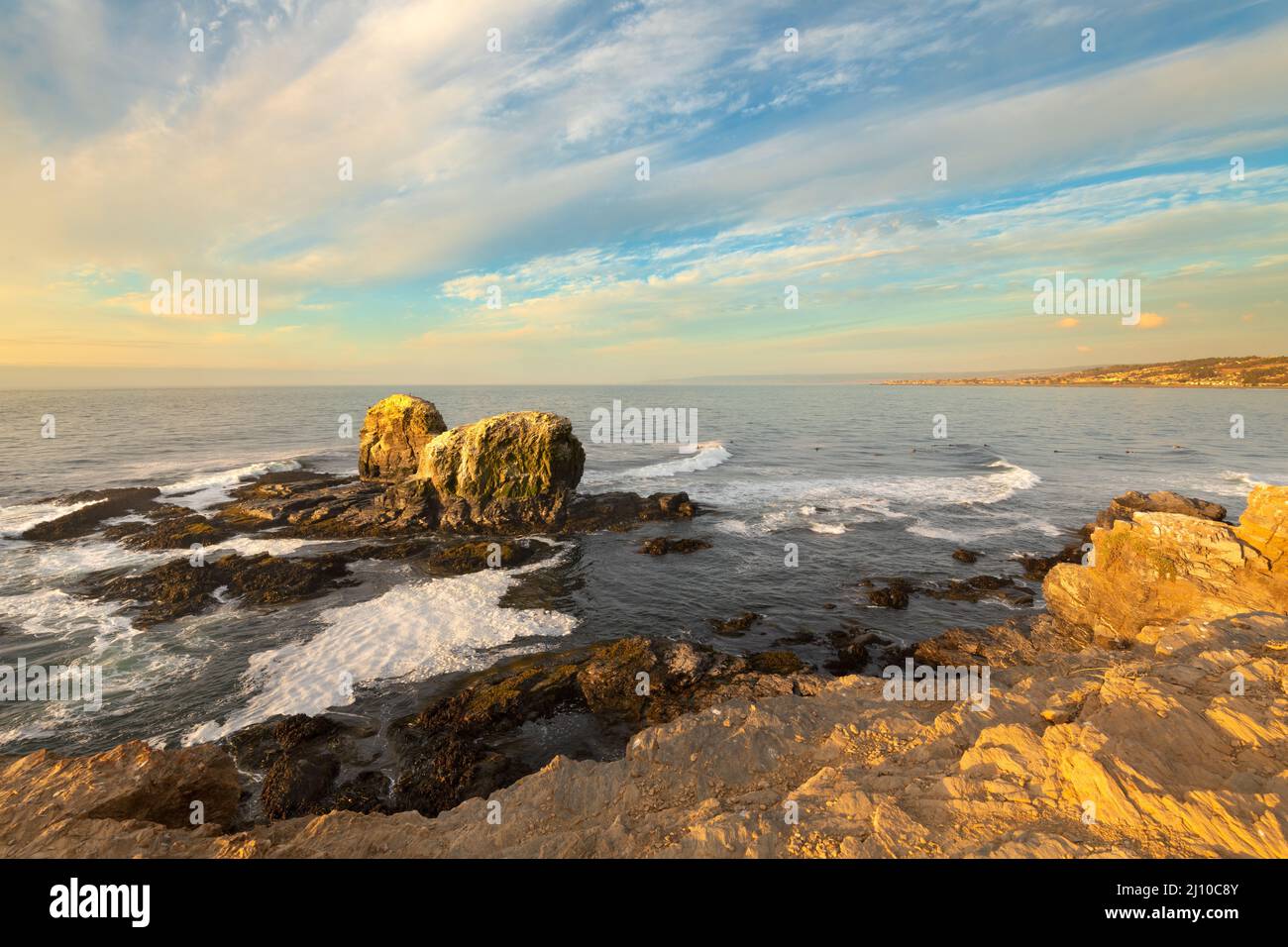 Falaise à Punta de Lobos avec la ville de Pichilemu à l'arrière, VI région, Chili Banque D'Images Falaise à Punta de Lobos avec la ville de Pichilemu à l'arrière, VI région, Chili Banque D'Images