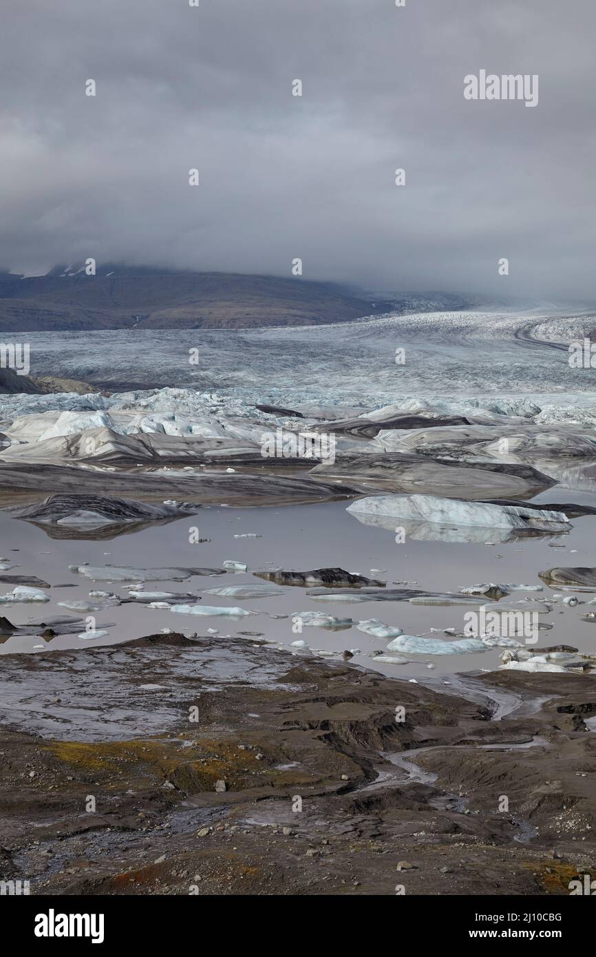Vue sur le glacier Hoffellsjokull, qui descend de la calotte glaciaire de Vatnajokull, près de Hofn, dans le sud-est de l'Islande. Banque D'Images