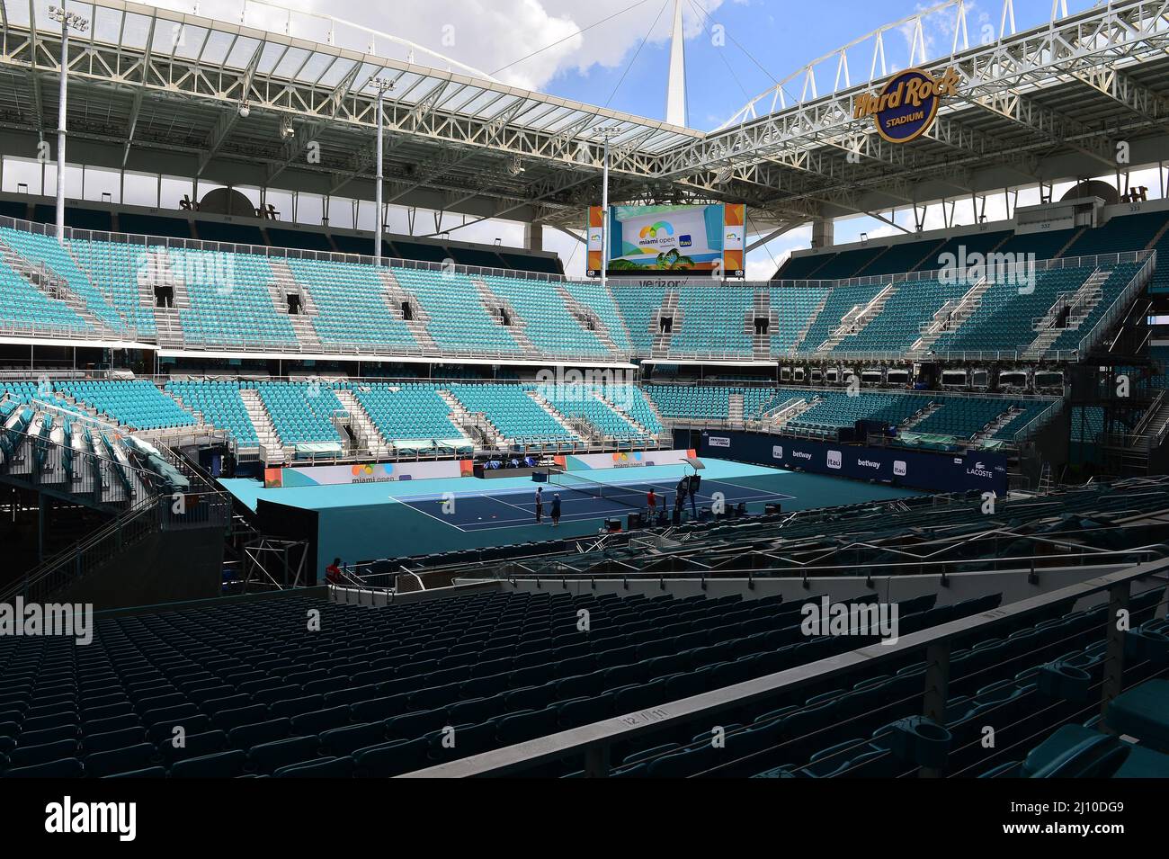 MIAMI GARDENS, FL - MARS 20: Une vue sur le site ouvert de Miami 2022 révéler court de tennis au Hard Rock Stadium présenté par Itaú le 20 mars 2022 à Miami Gardens, Floride. L'Open de Miami 2022 dévoilera les éléments que les fans peuvent s'attendre à apprécier tandis que le tournoi se prépare à accueillir les fans du monde entier. Crédit : MPI10 / MediaPunch Banque D'Images