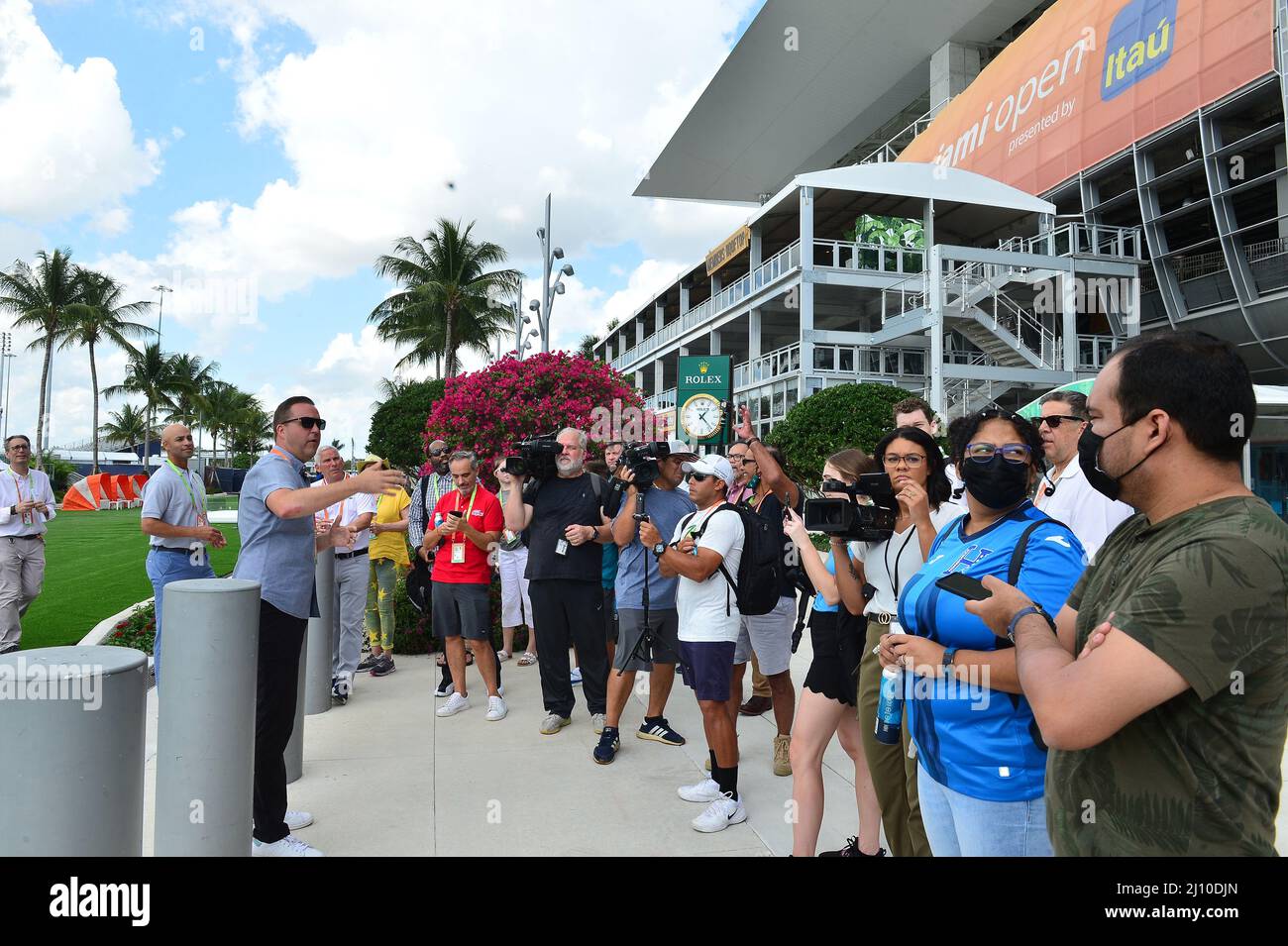 Miami Gardens, Floride, États-Unis. 20th mars 2022. James Blake, directeur du tournoi de Miami Open, et Jeremy Walls, directeur des recettes du Hard Rock Stadium, s'adressant à la presse lors de la visite de découverte de l'Open site de Miami en 2022 au Hard Rock Stadium présentée par Itaú le 20 mars 2022 à Miami Gardens, en Floride. L'Open de Miami 2022 dévoilera les éléments que les fans peuvent s'attendre à apprécier tandis que le tournoi se prépare à accueillir les fans du monde entier. Crédit : Mpi10/Media Punch/Alamy Live News Banque D'Images