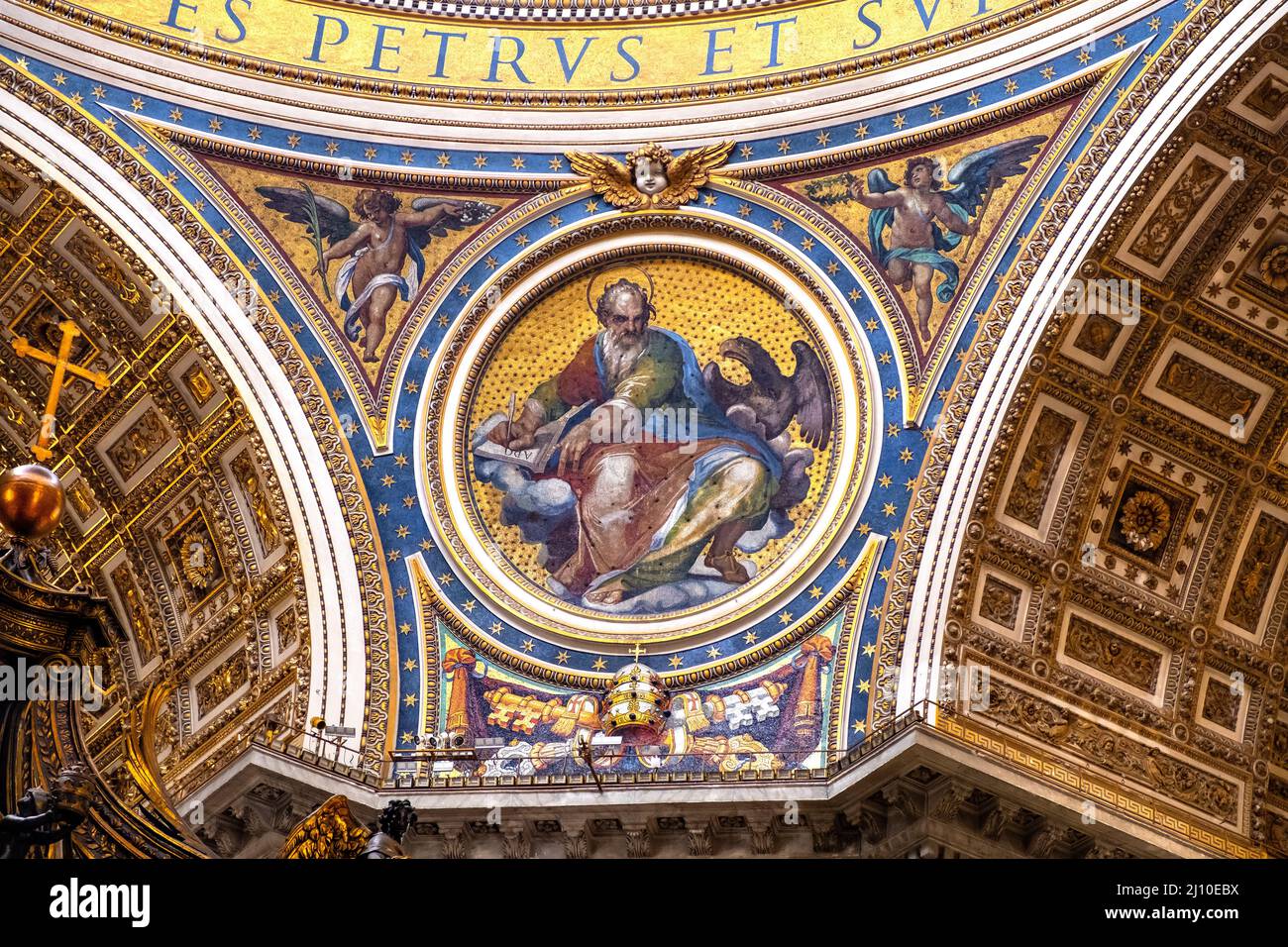 Rome, Italie - 27 mai 2018 : mosaïque évangéliste Saint-Jean de Giovanni de Vecchi sous le dôme principal et au-dessus du presbytère de la basilique Saint-Pierre au Vatican Banque D'Images
