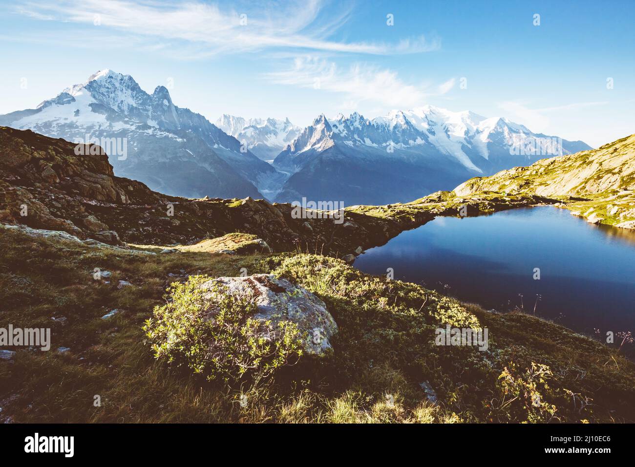 Vue sur le glacier du Mont blanc et le lac blanc. Scène parfaite et magnifique. Emplacement place Réserve naturelle Aiguilles Rouges, Alpes Graanes, France, Europ Banque D'Images