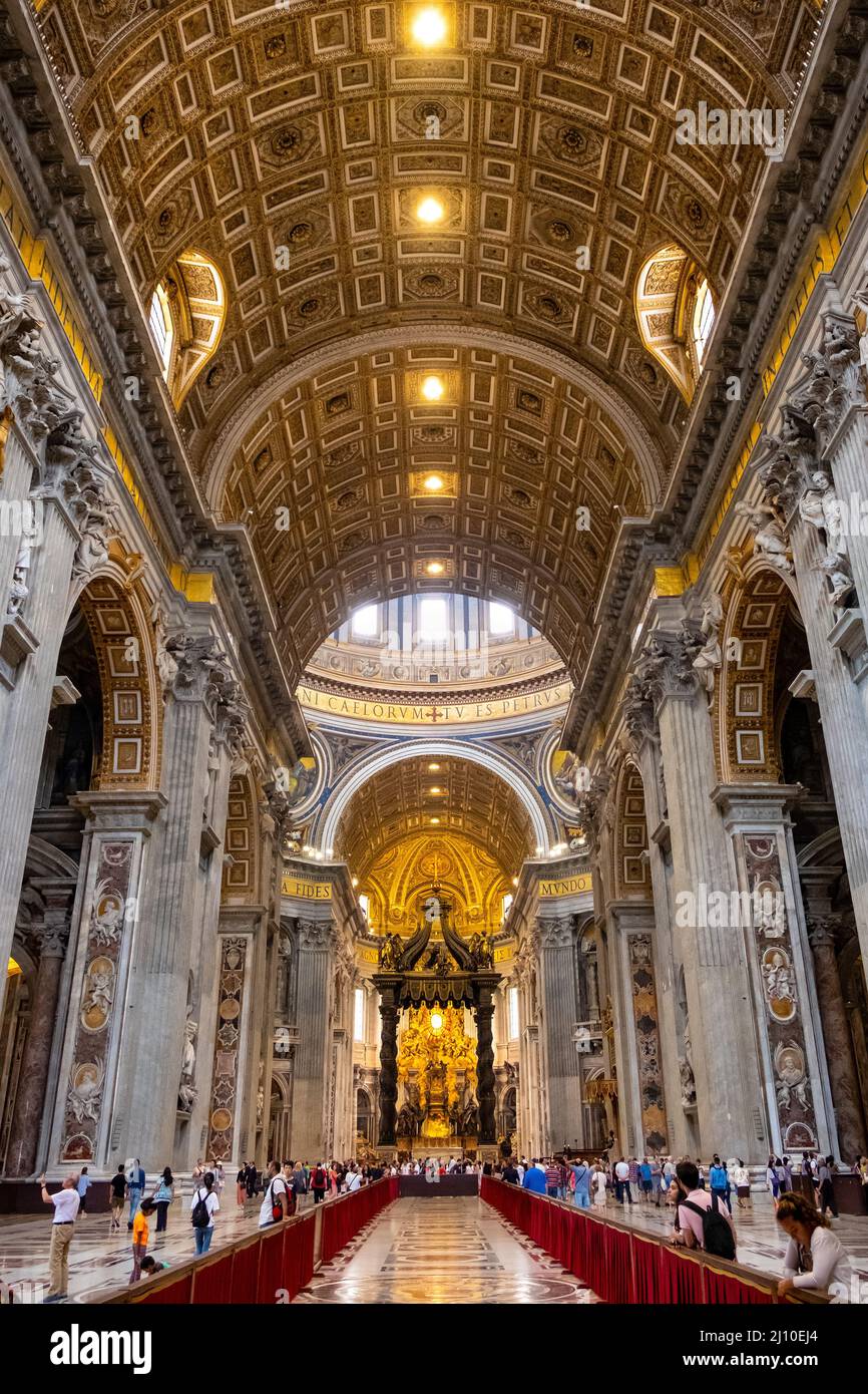 Rome, Italie - 27 mai 2018 : Presbytère et abside avec la cathédra de Saint-Pierre Petri dans la chapelle du Saint-Sacrement, dans la basilique Saint-Pierre au Vatican Banque D'Images