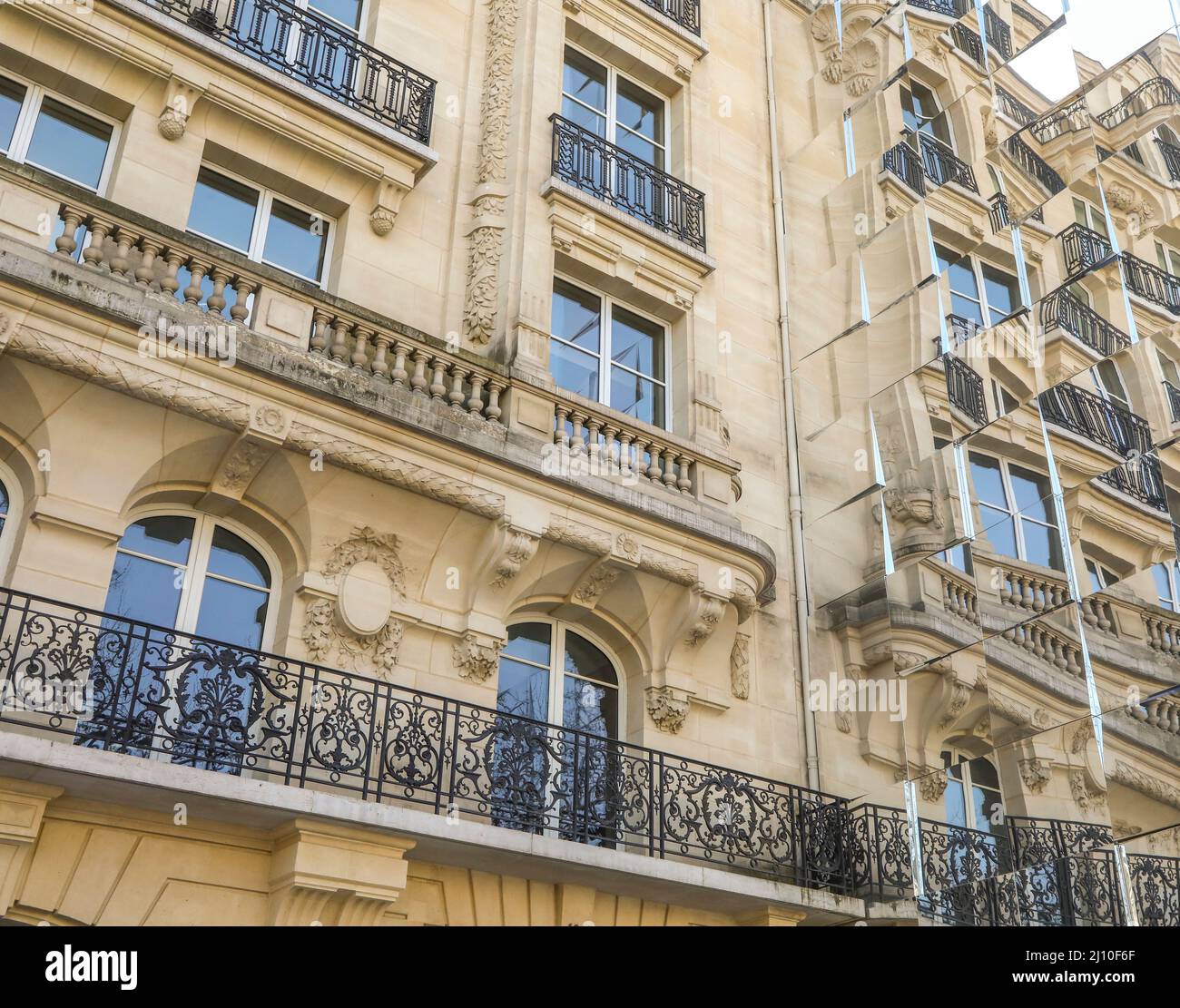 RÉFLEXIONS SUR LES CHAMPS ELYSÉES Banque D'Images