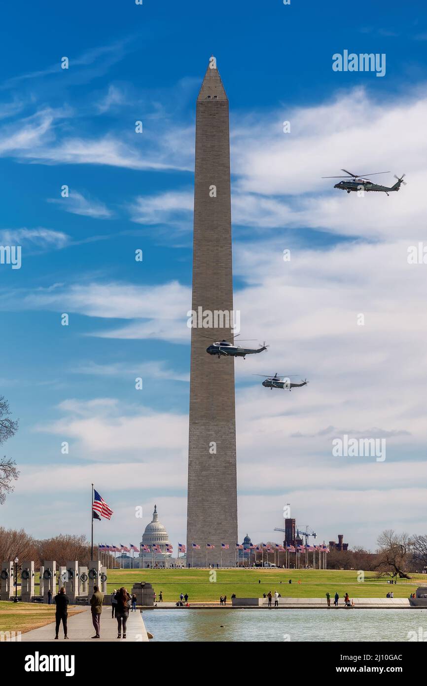 Des hélicoptères en vol au Washington Monument avec le président des États-Unis, Washington, DC, États-Unis Banque D'Images