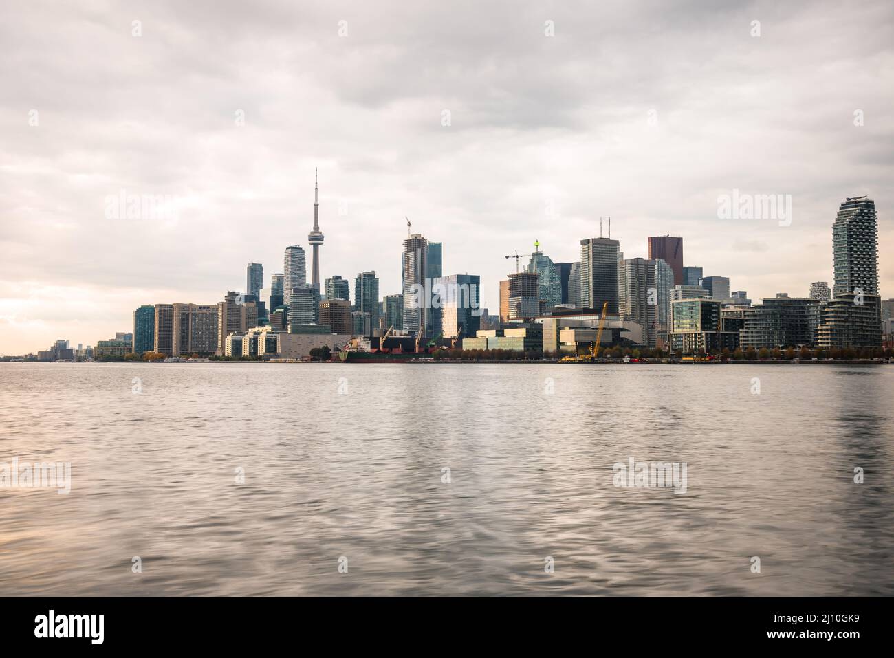 Horizon de Toronto sous ciel nuageux au coucher du soleil en automne Banque D'Images