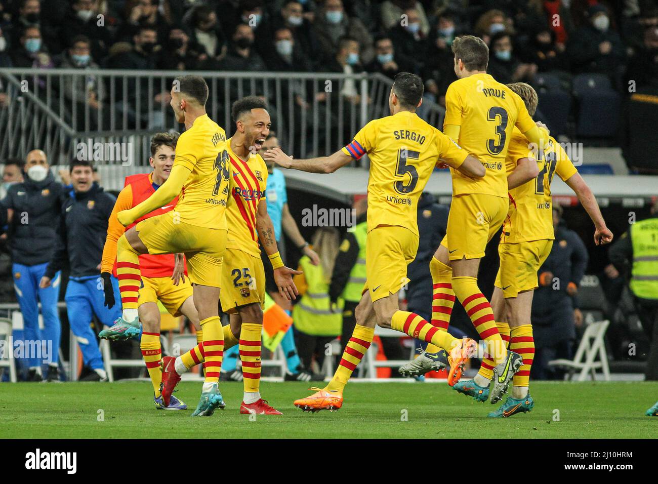 Pierre-Emerick Aubameyang du FC Barcelone célèbre un but lors du  championnat d'Espagne le match de football de la Liga entre le Real Madrid  et le FC Barcelone le 20 mars 2022 au