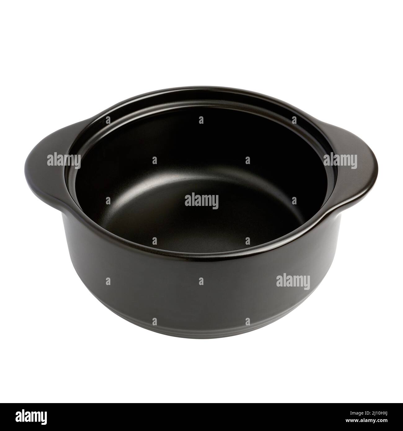 Casserole en céramique vide avec finition émail noir isolée sur fond blanc Banque D'Images