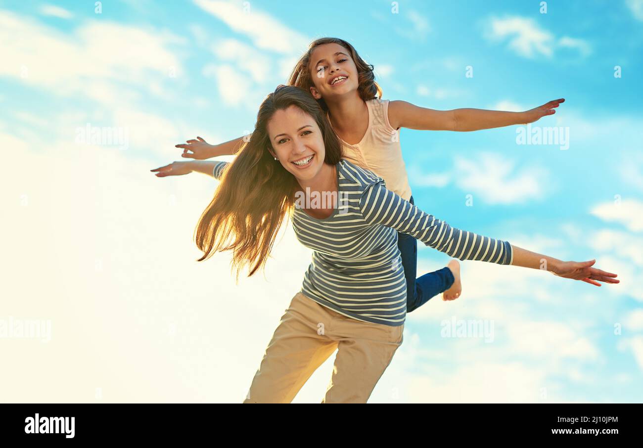 Je ne vole que Mum Airlines. Photo d'une mère et de sa fille jouant à l'extérieur. Banque D'Images