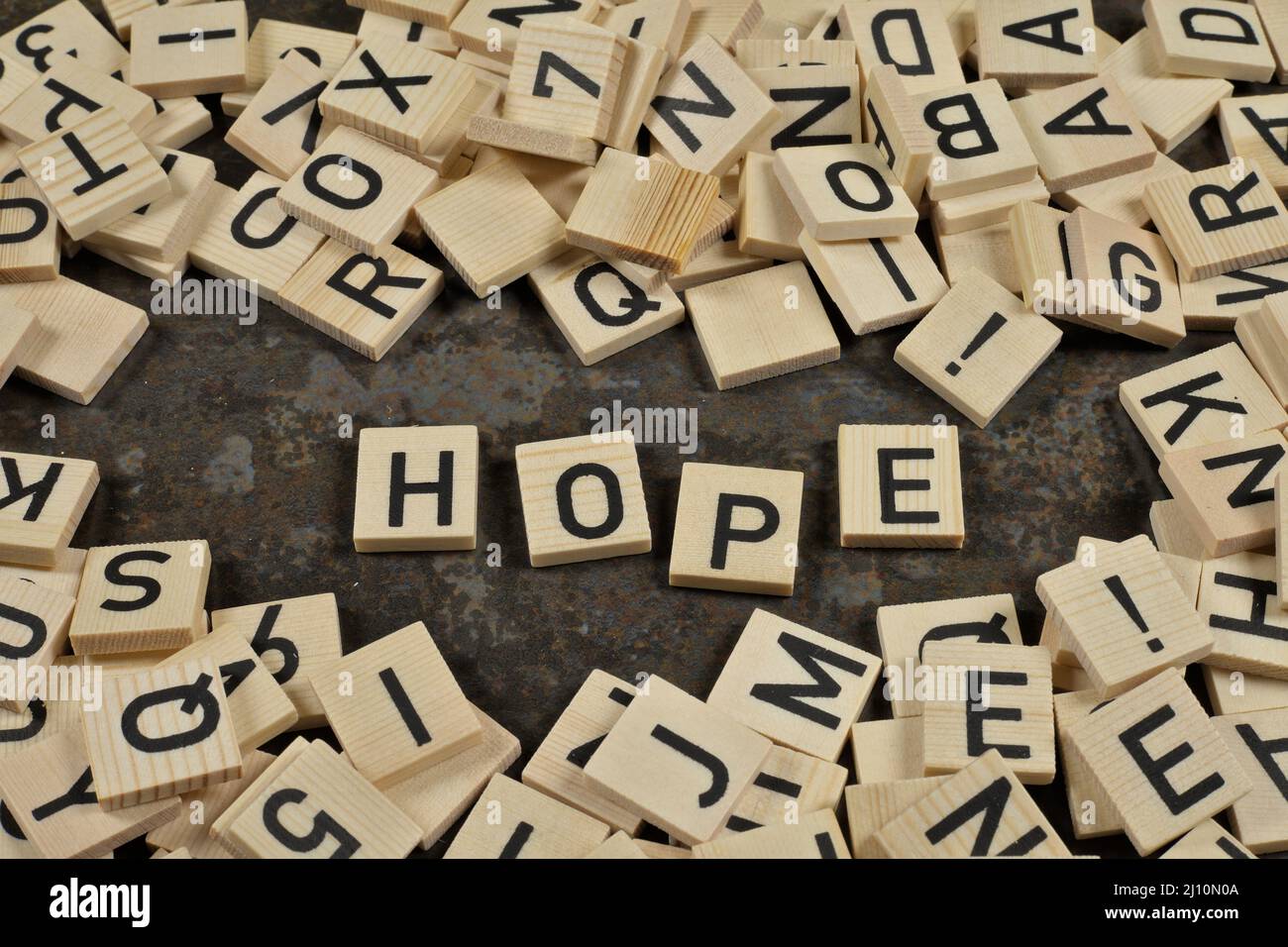 phrase « hope » entourée de lettres sur fond de céramique marron Banque D'Images