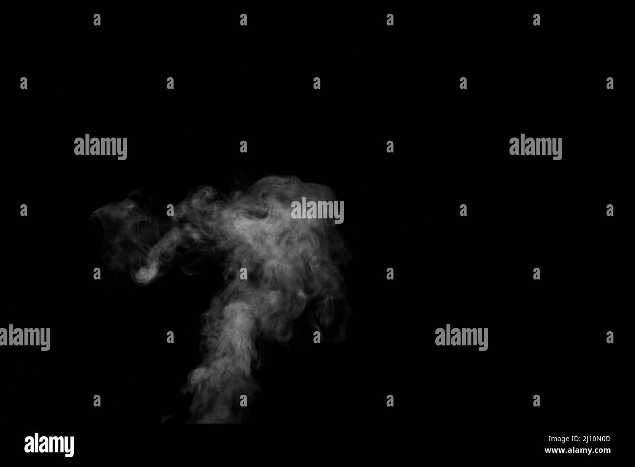 Vapeur ou fumée blanche et mystique parfaite isolée sur fond noir. Flou de fond abstrait ou smog, élément de conception, mise en page pour collages. Banque D'Images