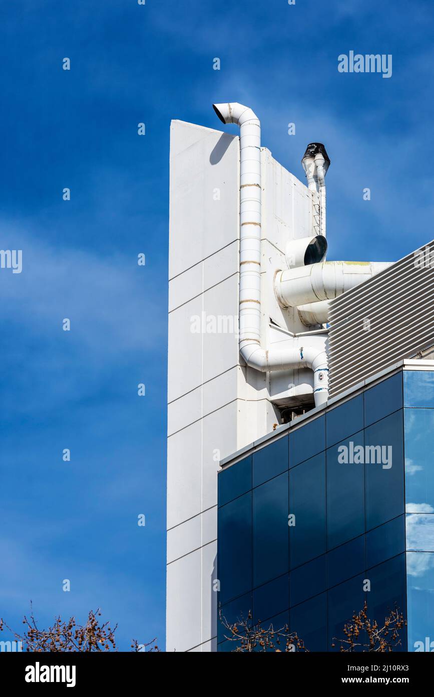 Tuyaux de ventilation ou extraction de fumée d'un immeuble de bureaux moderne dans l'avenue Diagonal à Barcelone, Catalogne, Espagne Banque D'Images