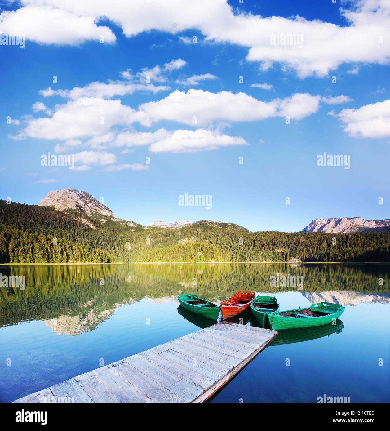 Réflexion dans l'eau des lacs de montagne et des bateaux. Lac noir dans le parc national de Durmitor au Monténégro, en Europe. Le monde de la beauté. Banque D'Images
