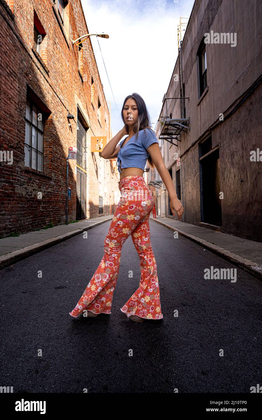 Adolescente vêtue de 60s vêtements de mode dans la ruelle du centre-ville  de San Francisco Photo Stock - Alamy