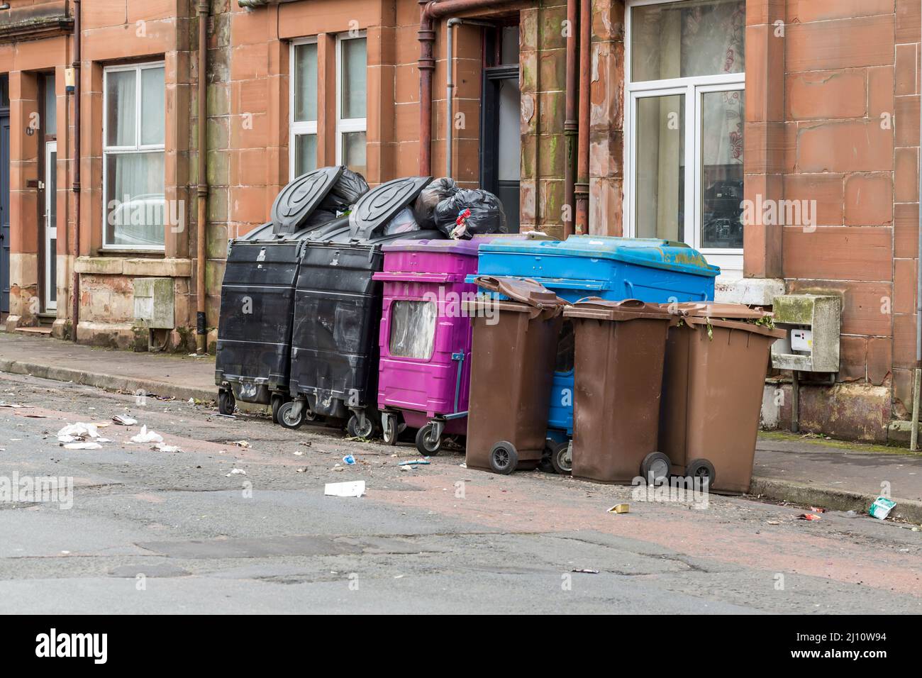 Poubelles domestiques attendant d'être vidées sur le bord de la route dans la ville de Largs, North Ayrshire, Écosse, Royaume-Uni Banque D'Images