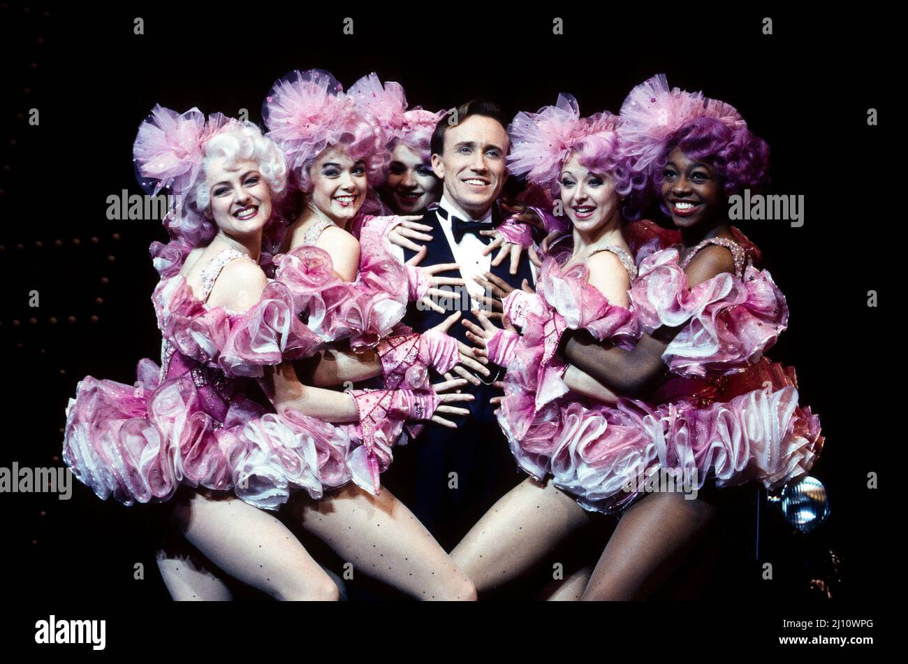 Kirby Ward (Bobby Child) avec les Zangler Follies Girls en FOLIE AU Prince Edward Theatre, Londres W1 03/03/1993 musique et paroles: George & Ira Gershwin livre: Ken Ludwig co-conçu par Ken Ludwig & Mike Ockrent set design: Robin Wagner costumes: William Ivey long éclairage: Paul Gallo chorégraphie: Susan Stroman Directrice: Mike Ockrent Banque D'Images