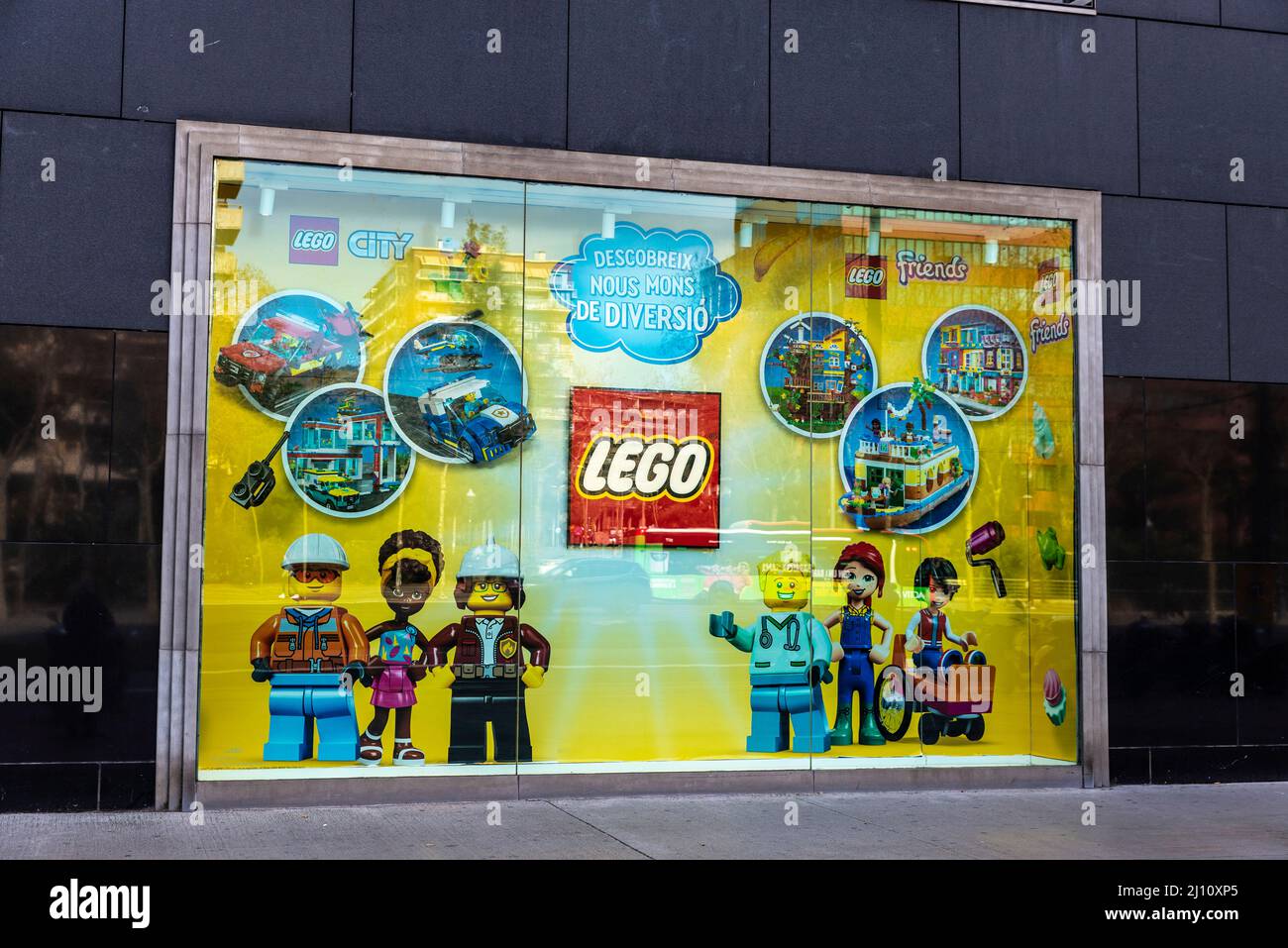 Barcelone, Espagne - 24 février 2022: Magasin LEGO, connu pour la fabrication de jouets de marque Lego, composé principalement de briques de plastique emboîtées, à Ba Banque D'Images