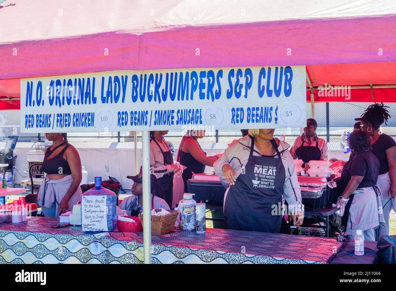 NOUVELLE-ORLÉANS, LA, États-Unis - 20 MARS 2022 : kiosque alimentaire pour le Lady Buckpulls social Aid and Pleasure Club de la Nouvelle-Orléans à Al Davis Park on Super Banque D'Images