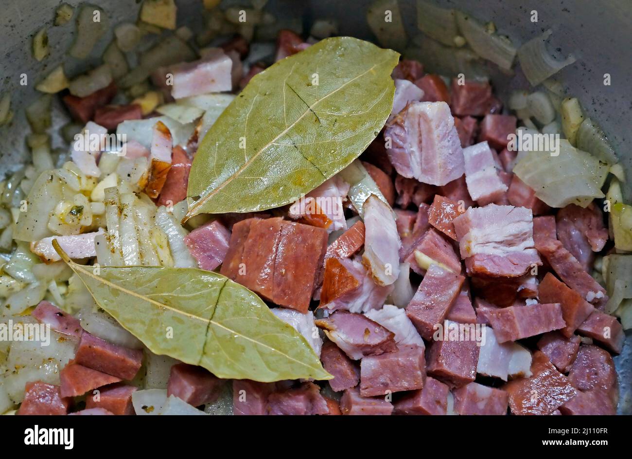 Assaisonnements (feuilles de Laurier, saucisse, bacon, oignon, ail, Sel, poivre noir, huile d'olive) dans le cuiseur à pression, Brésil Banque D'Images