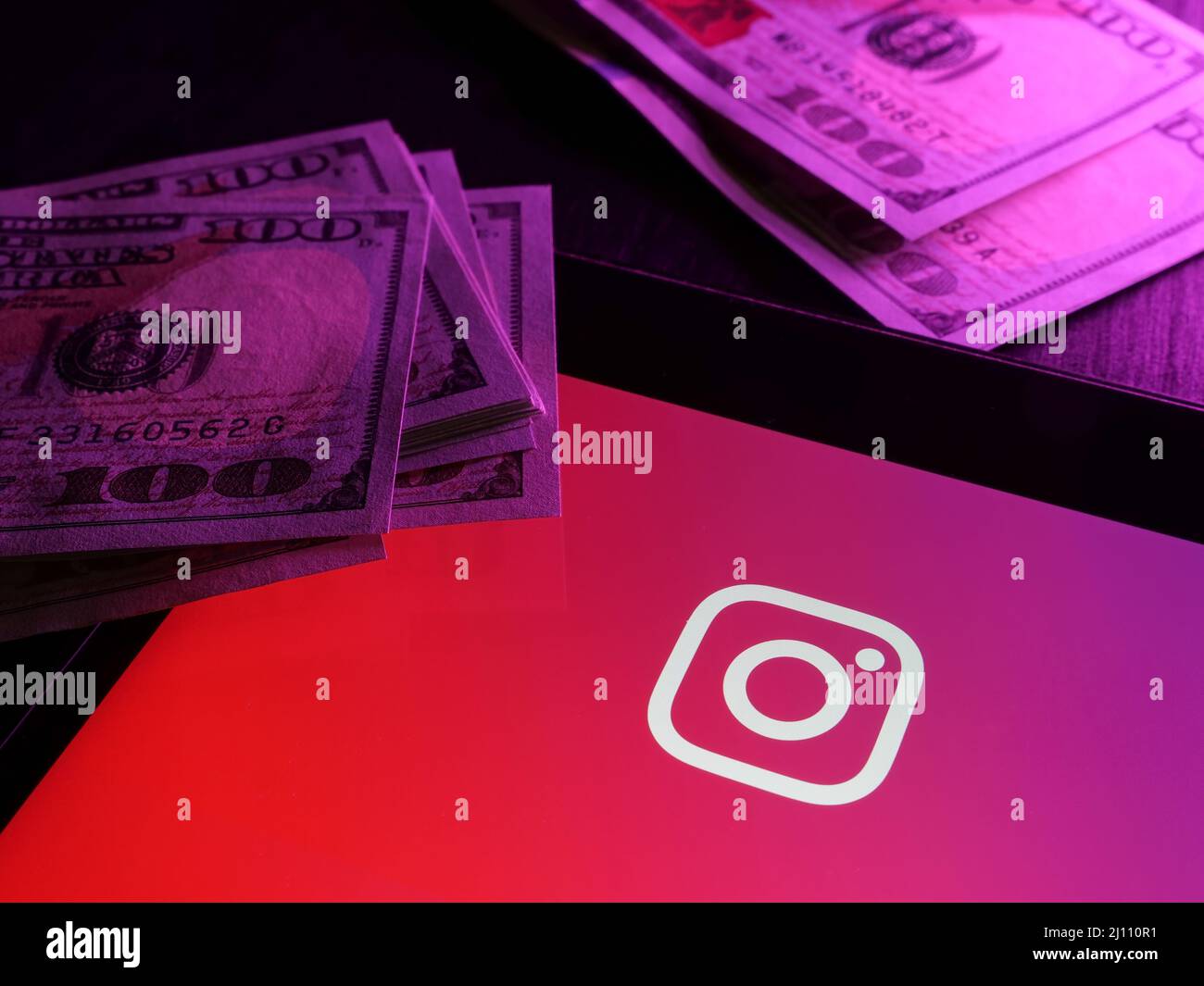 KIEV, UKRAINE - 20 mars 2022. Monétisation Instagram. Smartphone avec logo et argent. Banque D'Images